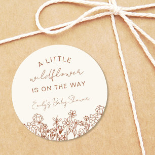Pegatina Redonda Un pequeño Baby Shower de flores silvestres en Blo