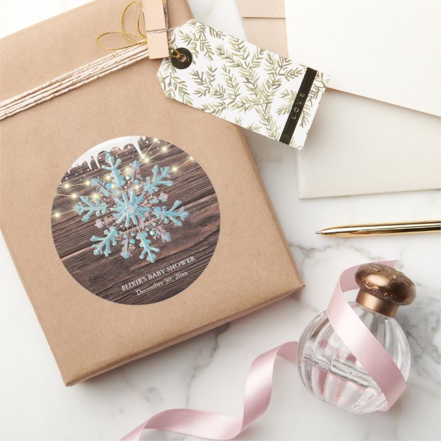 Pegatina Redonda Un pequeño Baby Shower de invierno rústico con cop (Regalar)