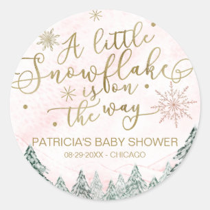 Pegatina Redonda Un pequeño Baby Shower rosado con copos de nieve
