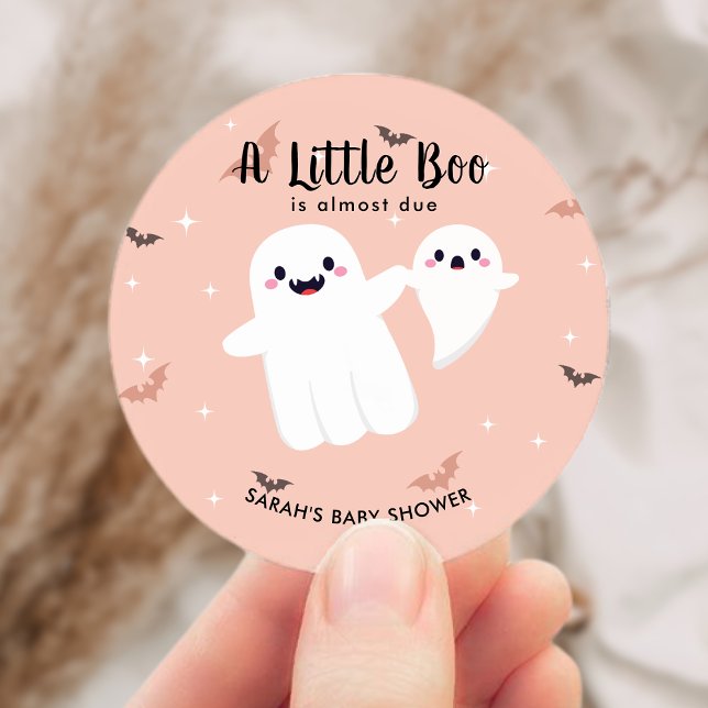 Pegatina Redonda Un pequeño bote se debe casi al fantasma de Baby S (A Little Boo Is Almost Due Baby Shower Ghost Classic Round Sticker)