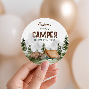 Pegatina Redonda Un pequeño camper está en camino a la ducha de beb