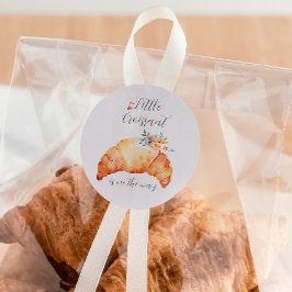 Pegatina Redonda Un Pequeño Croissant Está En Camino De Baby Shower