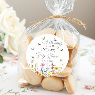 Pegatina Redonda Un pequeño mariposa con flores silvestres Baby Sho