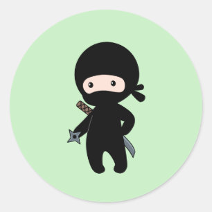 Pegatina Redonda Un pequeño Ninja sostiene una estrella arrogante e