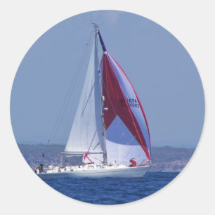 Pegatina Redonda Un Pequeño Yate Con Un Spinnaker
