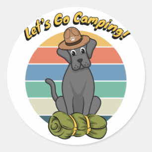 Pegatina Redonda Un perro grande gracioso quiere ir de campamento