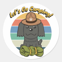 Pegatina Redonda Un perro negro gracioso quiere ir de campamento
