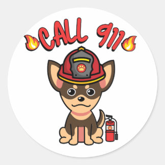 Pegatina Redonda Un perro pequeño y gracioso es un bombero