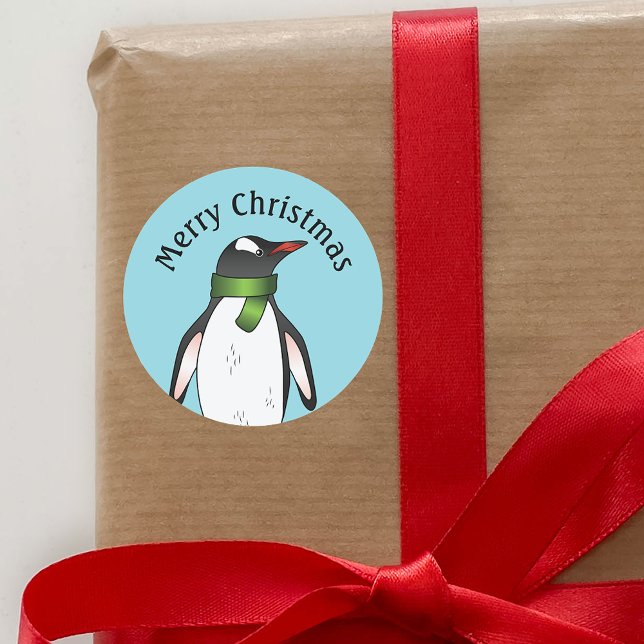 Pegatina Redonda Un Pingüino De Gentoo Con Una Espada Verde Sobre E (Cute penguin design for the Holiday season.)
