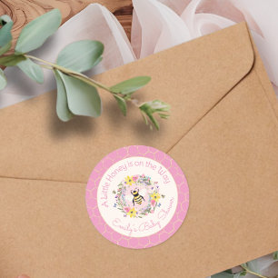 Pegatina Redonda Un Poco de Miel Está en Camino Fiesta de Bebé Rosa