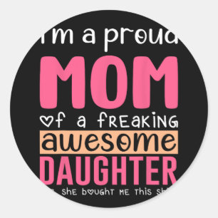 Pegatina Redonda Un regalo de una madre orgullosa de ser camiseta d