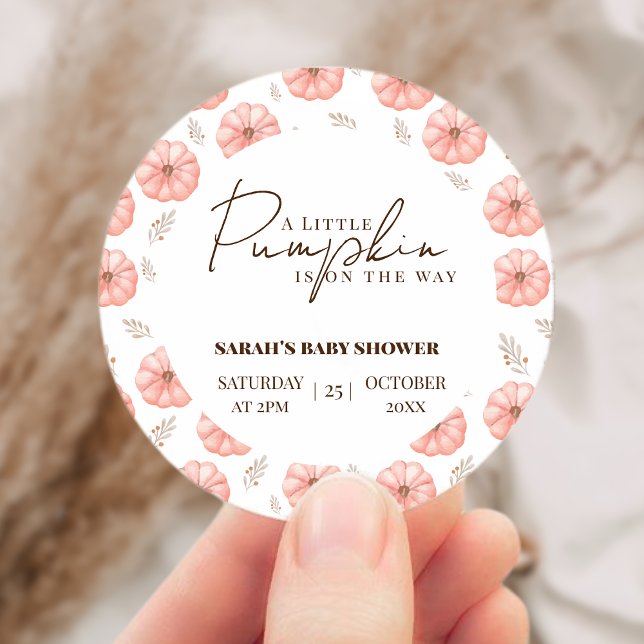 Pegatina Redonda Una Calabaza Está En Camino De Baby Shower (A Little Pumpkin Is On The Way Baby Shower Classic Round Sticker)