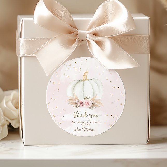 Pegatina Redonda Una calabaza pequeña está en camino a la ducha de  (Round pumpkin baby shower sticker with fall design)