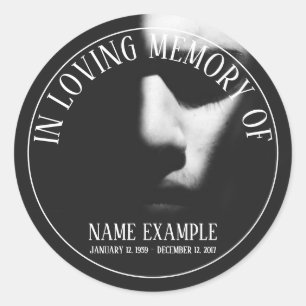 Pegatina Redonda Una cara dormida a media sombra