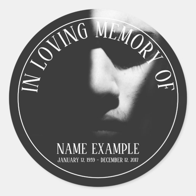 Pegatina Redonda Una cara dormida a media sombra (Anverso)