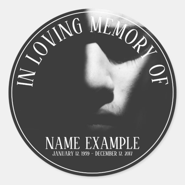 Pegatina Redonda Una cara dormida a media sombra (Anverso)