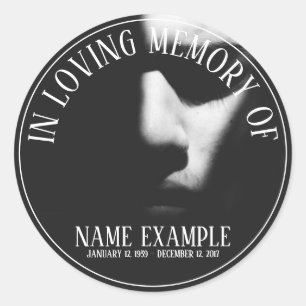 Pegatina Redonda Una cara dormida a media sombra