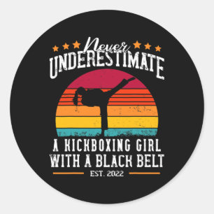 Pegatina Redonda Una chica kickboxing con cinturón negro