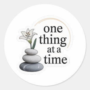 Pegatina Redonda Una Cosa a la Vez – Minimalista Mente Zen Mindfuln