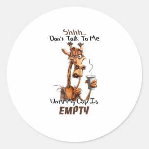 Pegatina Redonda Una Giraffe Fría Con Una Taza De Café