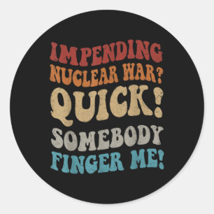 Pegatina Redonda Una Inminente Guerra Nuclear.. Rápido, Alguien Me