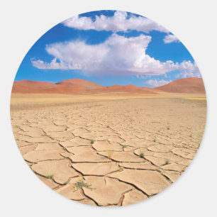 Pegatina Redonda Una llanura de desierto agrietada