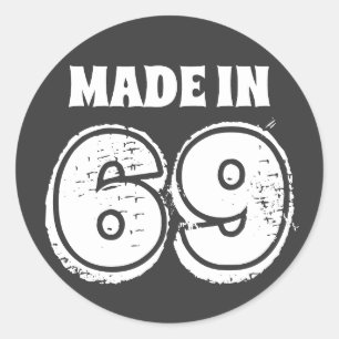 Pegatina Redonda Una mirada angustiada hecha en 69 cumpleaños graci