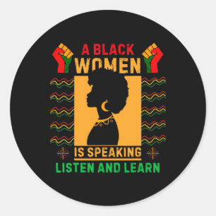 Pegatina Redonda Una mujer negra está hablando de escuchar a un hom