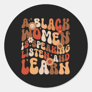 Pegatina Redonda Una Mujer Negra Está Hablando Escuchar Y Aprender