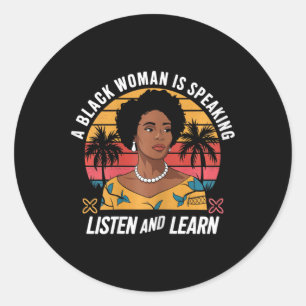 Pegatina Redonda Una Mujer Negra Está Hablando Escuchar Y Aprender
