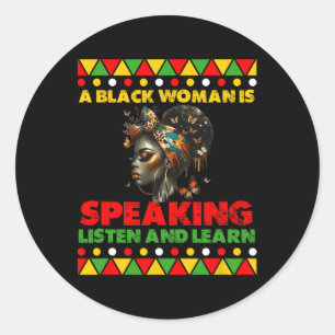 Pegatina Redonda Una Mujer Negra Está Hablando Escuchar Y Aprender 