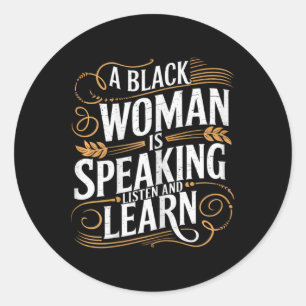 Pegatina Redonda Una Mujer Negra Está Hablando Escuchar Y Aprender