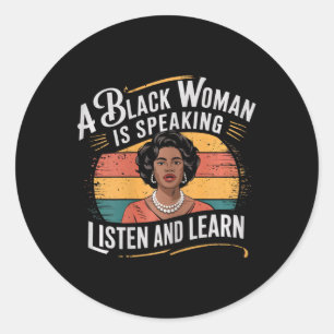 Pegatina Redonda Una Mujer Negra Está Hablando Escuchar Y Aprender 