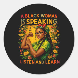 Pegatina Redonda Una mujer negra está hablando Escuche el mes de la