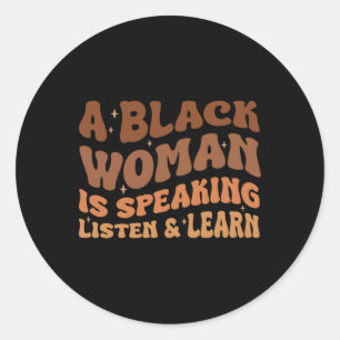 Pegatina Redonda Una Mujer Negra Habla Escuchar Y Aprender Melanin