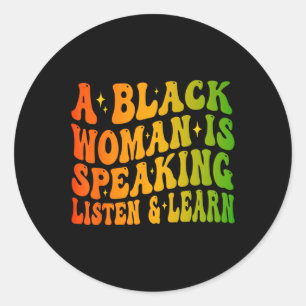 Pegatina Redonda Una Mujer Negra Habla Escuchar Y Aprender Para Afr