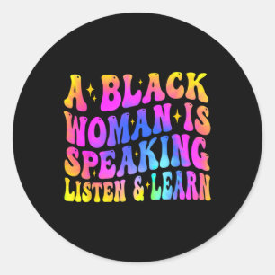 Pegatina Redonda Una Mujer Negra Habla Escuchar Y Aprender Para Afr