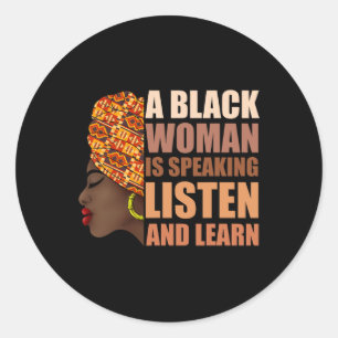 Pegatina Redonda Una Mujer Negra Habla Escuchar Y Aprender Tradicio