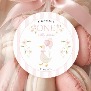 Pegatina Redonda Una niña de un ganso tonto cumple 1 año Rosa