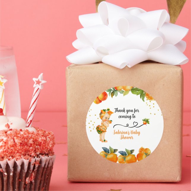 Pegatina Redonda Una pequeña Cutie está en camino a Baby Shower (Fiesta)