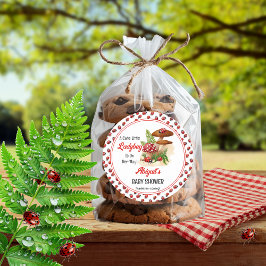 Pegatina Redonda Una Pequeña Y Pequeña Ladybug Está En Camino De Ba