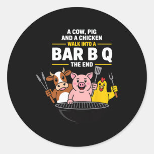 Pegatina Redonda Una vaca, un cerdo y un pollo entran en un R B Q E