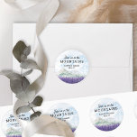 Pegatina Redonda Únete a nosotros en el Boda del Valle de Lavender<br><div class="desc">Únete a nosotros en las montañas, sellos para sobres de invitación a bodas personalizados, perfecto para un boda de montaña o una boda de destino en el pintoresco campo. El diseño presenta una tipografía moderna y un paisaje acuático idílico. La escena de la cresta montañosa de ensueño representa montañas, colinas...</div>