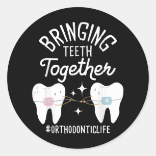 Pegatina Redonda Uniendo Dientes - Ortodoncista 