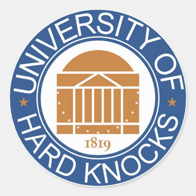 Pegatina Redonda Universidad de Hard Knocks (Anverso)