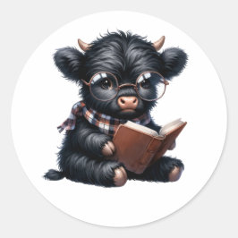 Pegatina Redonda Vaca Negra de las Tierras Altas Leyendo un Libro