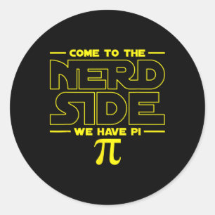 Pegatina Redonda Vamos Al Lado Nerd Tenemos Nerd Pi