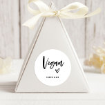 Pegatina Redonda Vegan Item | Moderno guión y favor del corazón<br><div class="desc">Este sencillo y elegante sello de calidad es perfecto para su boda moderno. El moderno guión informal en blanco y negro escrito a mano dice "vegano", junto con un elegante corazón esbozado. Hay un lugar para añadir el tipo de comida vegetariana que es, por lo que no se olvidará de...</div>