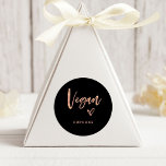 Pegatina Redonda Vegan Item | Moderno guión y favor del corazón<br><div class="desc">Este sencillo y elegante sello de calidad es perfecto para su boda moderno. El moderno y falso rosa oro informal guión escrito a mano dice "vegano", junto con un elegante corazón esbozado en un oscuro fondo negro. Hay un lugar para añadir el tipo de comida vegetariana que es, por lo...</div>