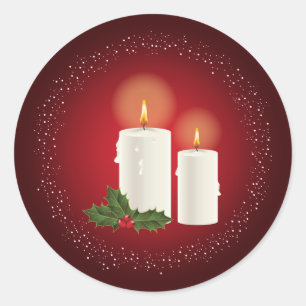 Pegatina Redonda Velas blancas de Navidad acogedoras sobre rojo con
